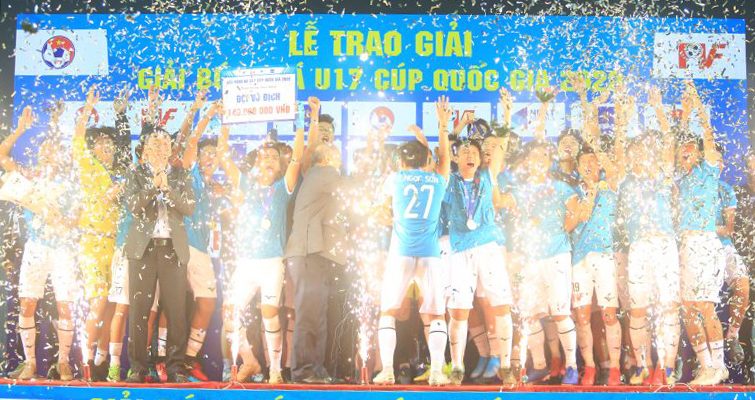 Giải U17 Cúp Quốc Gia lần đầu tiên được tổ chức- U17 PVF trở thành nhà vô địch. 
