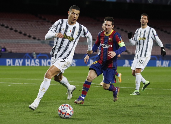 Messi bất lực trước tình huống phòng ngự của Ronaldo