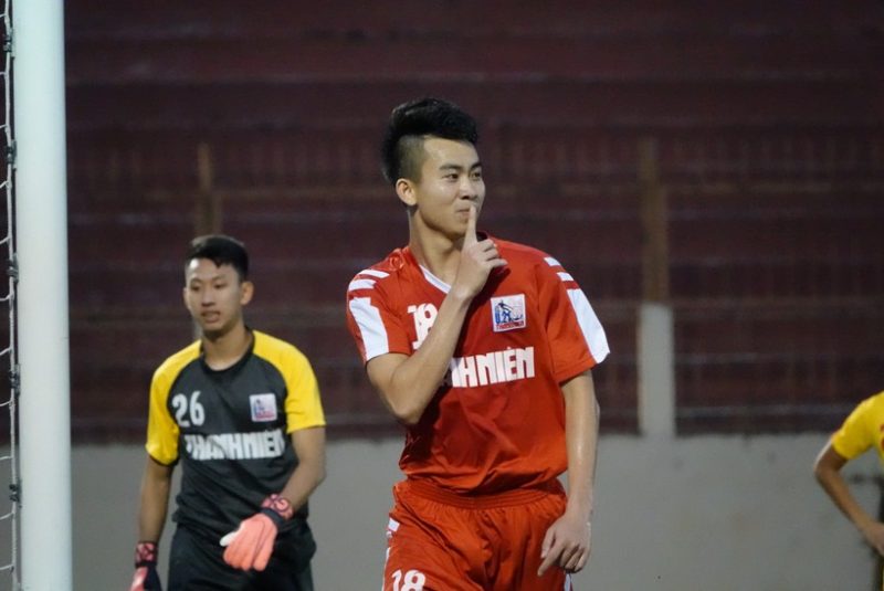 HLV Thạch Bảo Khanh và các học trò nhận danh hiệu vô địch sau giải đấu.